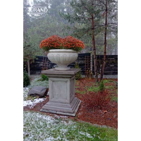 Neliskanttinen suuri patsas jalusta 125 cm - 800 kg