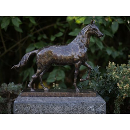 Pronssinen Ori patsas "Stallion"