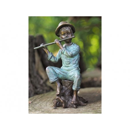 Pronssinen patsas "Huilu poika"