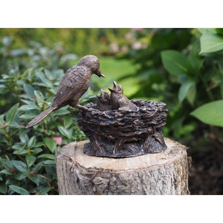 Pronssinen Pikkulintu ja pesä patsas