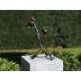 Pronssinen lintu patsas "Linnut oksalla"