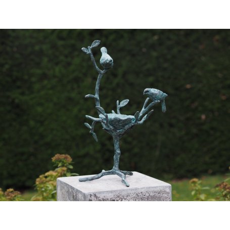 Pronssinen lintu patsas "Linnut ja pesä"