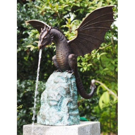 Pronssinen suihkulähde patsas "Dragon On Rock Fountain"