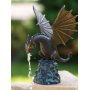 Pronssinen pieni suihkulähde patsas "Small Spitting Dragon On Rock"