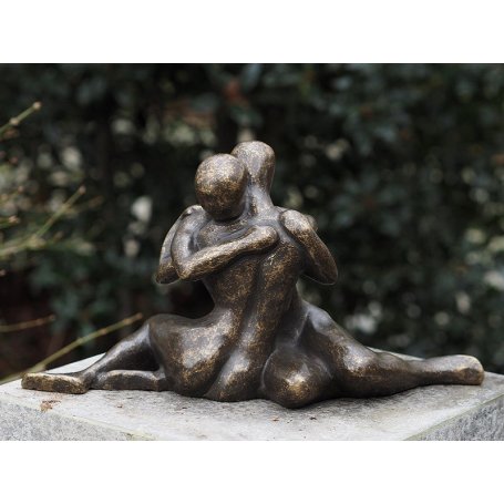 Pronssinen patsas "Rakkaus asuu täällä"