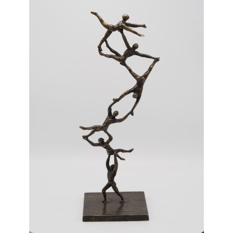 Pronssinen voimistelija patsas "Spiraling To The Top"