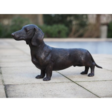 Pronssinen mäyräkoira "Dachshund" patsas