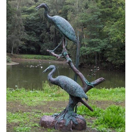 Pronssinen kurki patsas "2 Cranes Fountain" sisältää puun