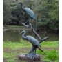 Pronssinen kurki patsas "2 Cranes Fountain" sisältää puun