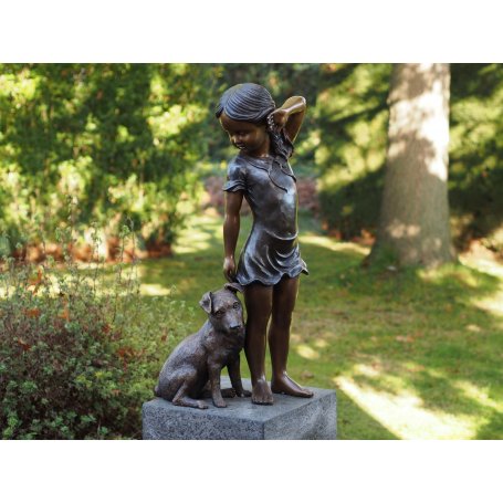 Pronssinen patsas Aina Yhdessä "Girl With Dog"
