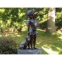 Pronssinen patsas Aina Yhdessä "Girl With Dog"