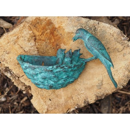 Pronssinen pääskynen patsas "Swallow Feeding 3 Chicks"