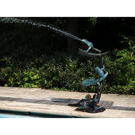 Pronssinen sammakko patsas "Frog on lotus leaf"