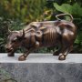 Pronssinen härkäpatsas "Wall Street Bull"