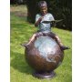 Pronssinen maapallo patsas "Boy Sitting On Globe"
