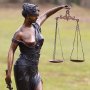 Pronssinen patsas "Justice is Blind II"