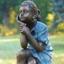 Pronssinen tyttöpatsas "Sitting Girl"