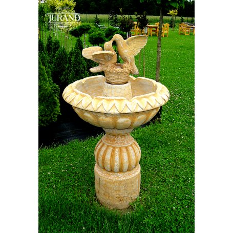 Suihkulähde Fountain Kyyhkyset