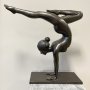 Pronssinen jooga patsas "Yoga Girl Handstand"