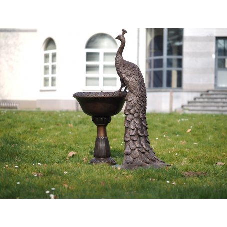 Pronssinen patsas ja allaskoriste "Peacock on a vase"
