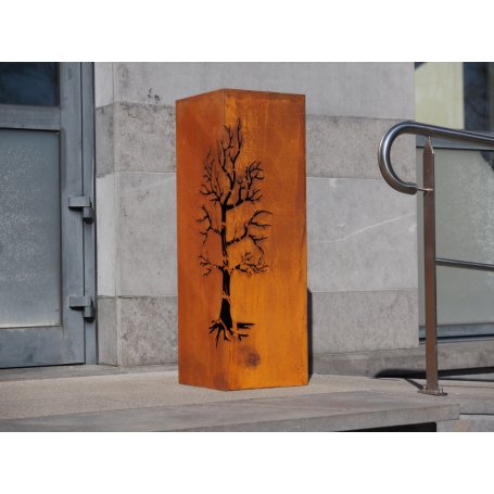 Corten Ecorust-pylväs puukuviolla
