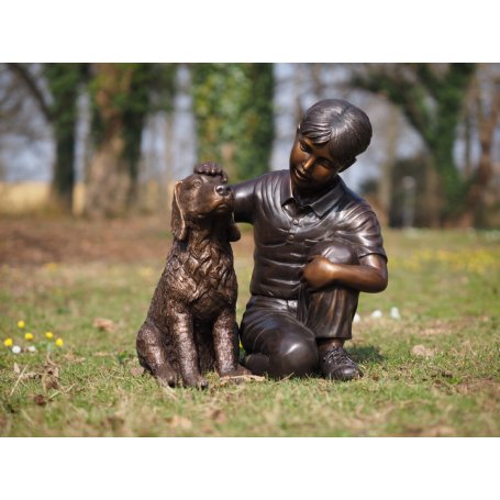 Pronssinen patsas "Poika ja Koira"