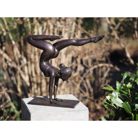 Pronssinen moderni patsas "Yoga Girl Handstand"