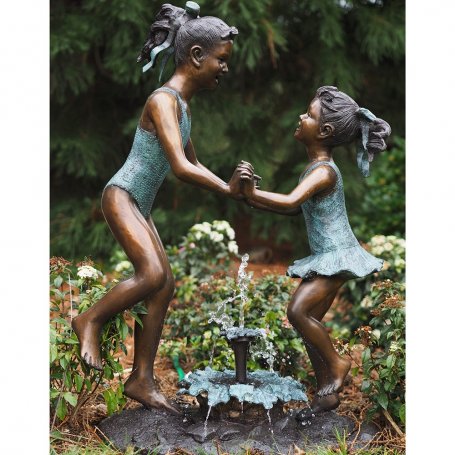 Pronssinen Uimari-patsas "Kaksi sisarta suihkulähteellä"