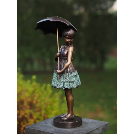 Pronssinen tyttö patsas "Girl Under Umbrella"