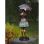 Pronssinen tyttö patsas "Girl Under Umbrella"