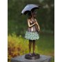 Pronssinen tyttö patsas "Girl Under Umbrella"