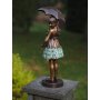 Pronssinen tyttö patsas "Girl Under Umbrella"