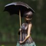 Pronssinen tyttö patsas "Girl Under Umbrella"