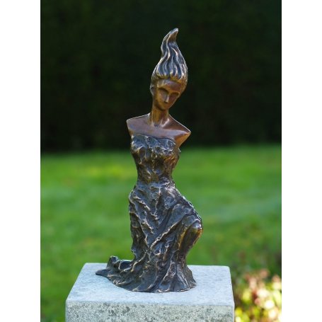 Pronssinen style patsas "Modern Woman"