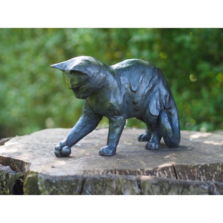 Pronssinen kissa patsas "Cat With Ball"