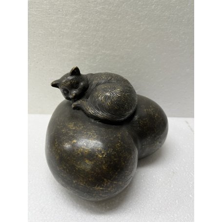 Pronssinen sydänmuisto patsas "Sleeping Cat Urn"