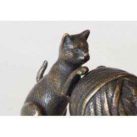 Pronssinen kissanpentu patsas "kitten and ball of yarn"