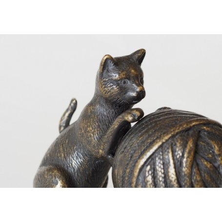 Pronssinen kissanpentu patsas "kitten and ball of yarn"