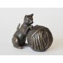 Pronssinen kissanpentu patsas "kitten and ball of yarn"