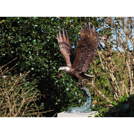 Pronssinen Kotka patsas "Flying eagle with fish"