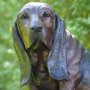 Pronssinen Basset patsas