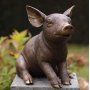 Pronssinen possupatsas "Sitting Pig"