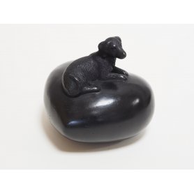 Pronssinen koirapatsas "Dog With Heart Urn" Pronssinen koirapatsas "Dog With Heart Urn"