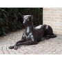 Pronssinen vinttikoira patsas "Dog Lying"