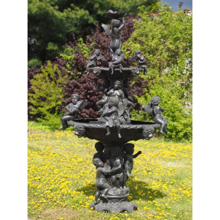 Pronssinen enkeli suihkulähde "Fountain with angels"