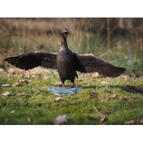 Pronssinen lintu patsas "Flapping duck"