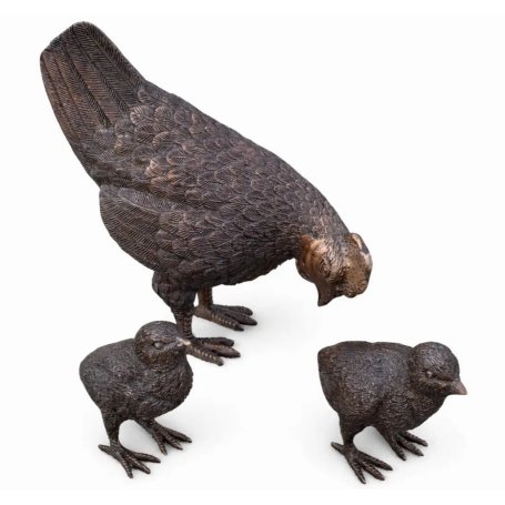 Pronssinen kanaperhe patsas "Hen with chicks"