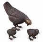 Pronssinen kanaperhe patsas "Hen with chicks"