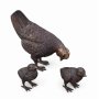 Pronssinen kanaperhe patsas "Hen with chicks"